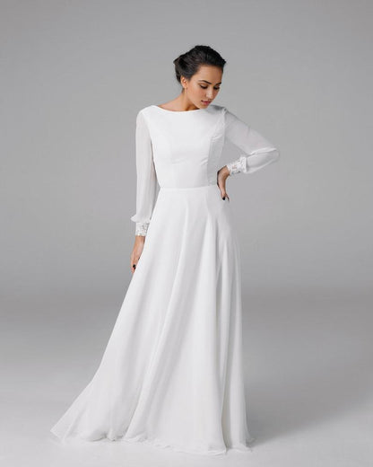 Exquisite and beautiful white long sleeved wedding dress