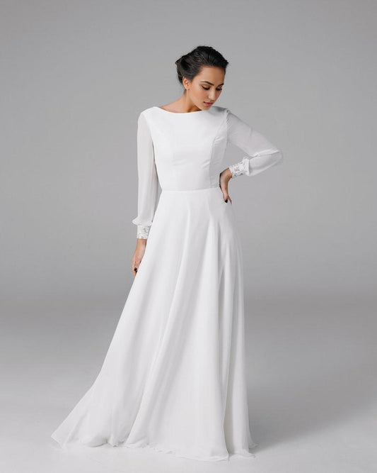 Exquisite and beautiful white long sleeved wedding dress