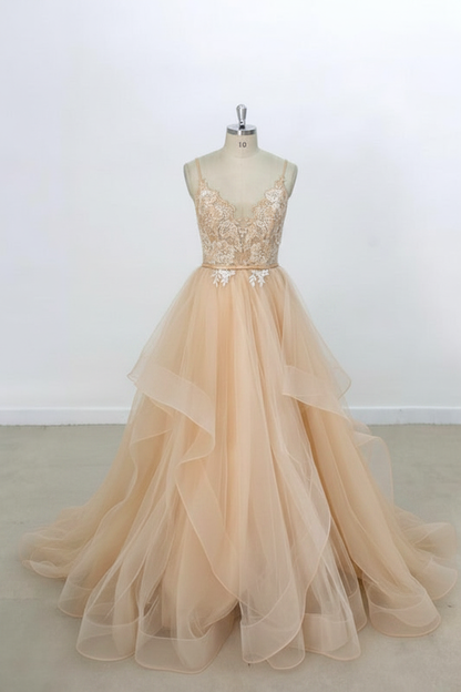 Eye-catching Appliques Tulle A-line Wedding Dress V-Neck with Appliques