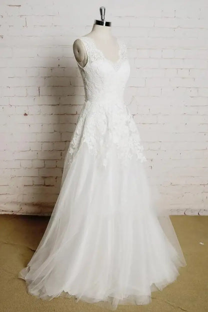 Chic V-neck Appliques Tulle A-line Wedding Dress