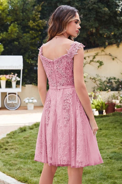 Elegant Scoop Neck Tulle Lace Short Homecoming Dress Sleeveless Appliques Mini Party Dress