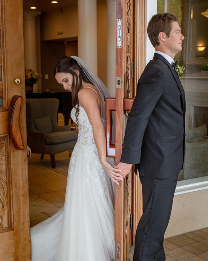Elegant Sweetheart A-line Wedding Gown with Spaghetti Straps and Lace Tulle