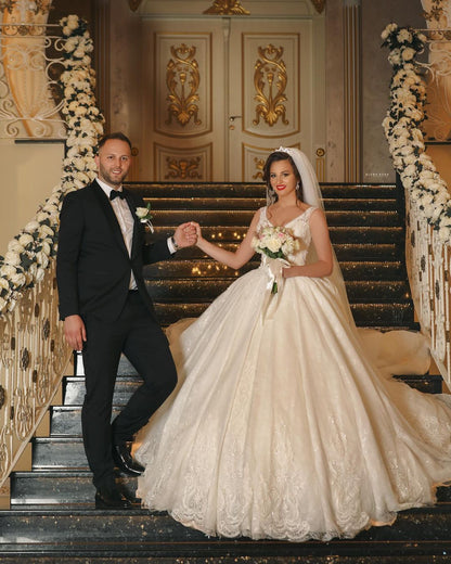 Glamorous V-neck Tulle Wedding Dress with Lace Appliques