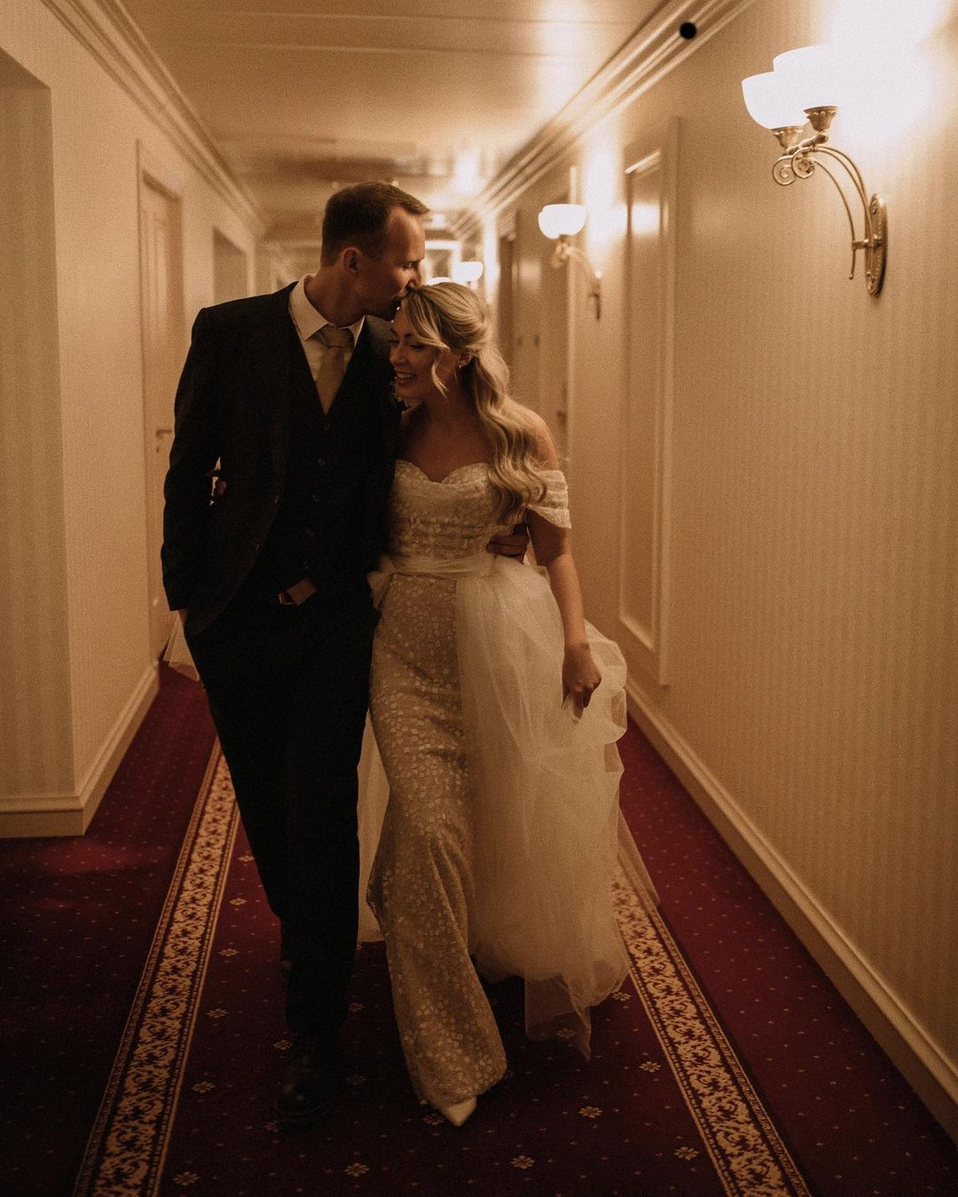 Gorgeous Off-The-Shoulder Long Mermaid Wedding Dress With Detachable Tulle Train