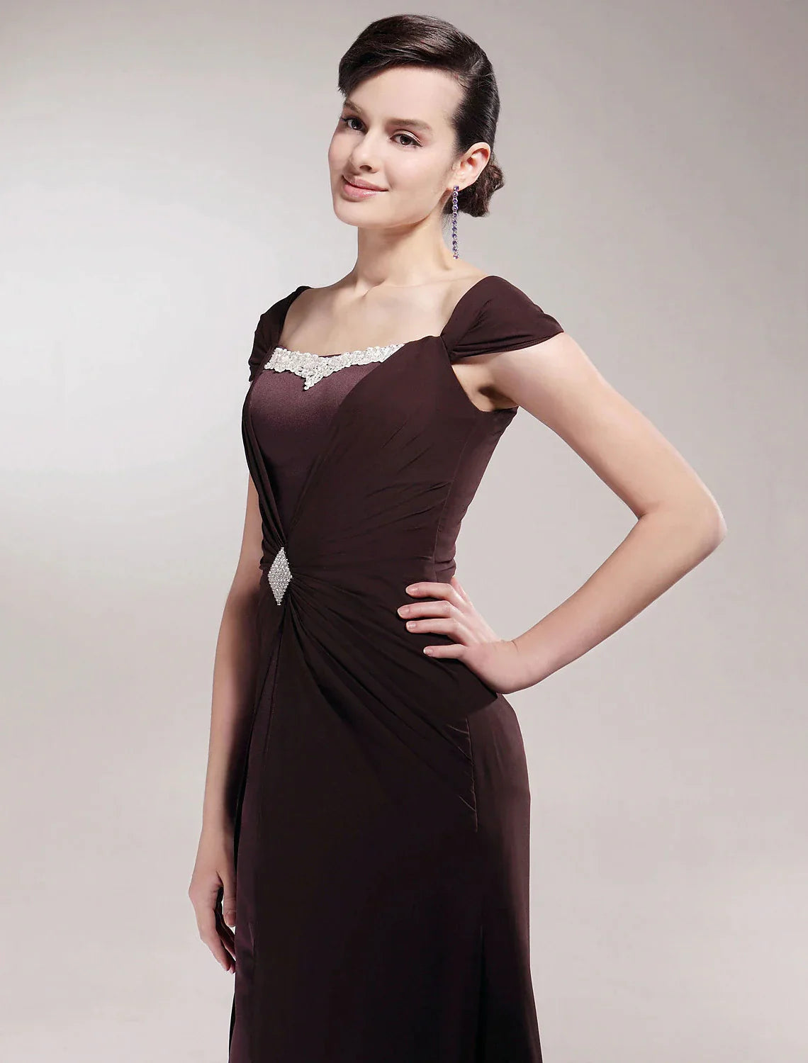 Sheath / Column Mother of the Bride Dress Elegant Off Shoulder Floor Length Chiffon Satin Short Sleeve with Appliques Side Draping Crystal Brooch