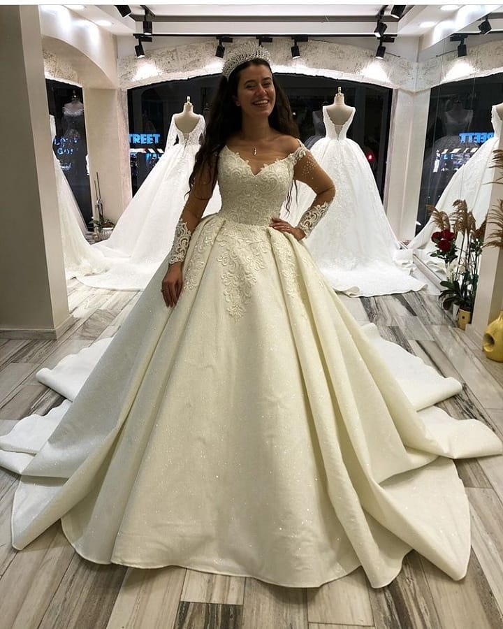 Modern Long Sleeves Sweetheart Wedding Dress with Appliques