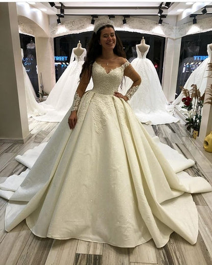 Modern Long Sleeves Sweetheart Wedding Dress with Appliques