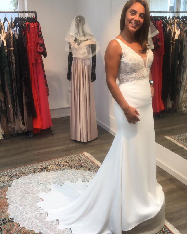 Open Back Mermaid Wedding Dress V-neck Satin Lace Appliques Bridal Dress