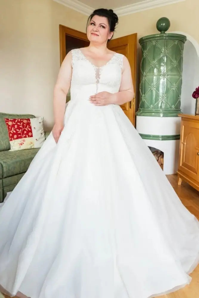 Plus Size Wedding Dress Tulle Lace Aline Bridal Dress V-neck with Appliques