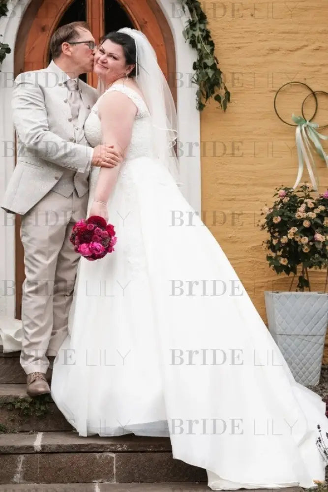 Plus Size Wedding Dress Tulle Lace Aline Bridal Dress V-neck with Appliques