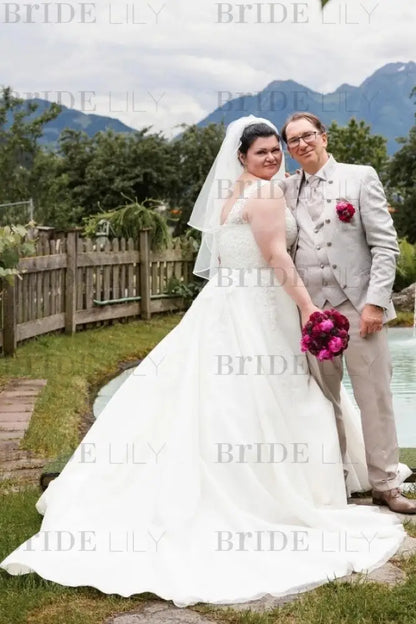 Plus Size Wedding Dress Tulle Lace Aline Bridal Dress V-neck with Appliques