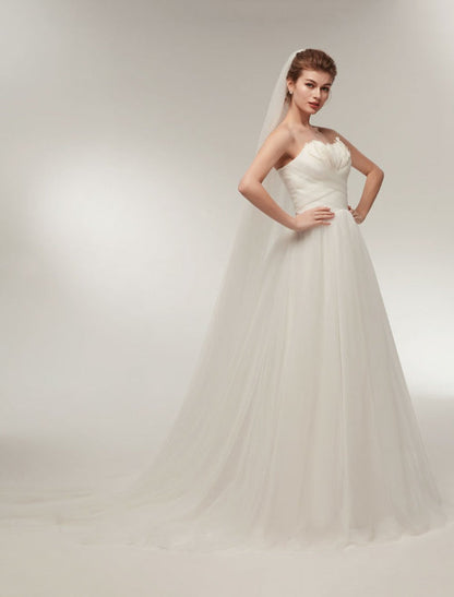 Strapless Wedding Dresses Ivory Sweetheart Bridal Gown Feathers Tulle Wedding Gown With Train