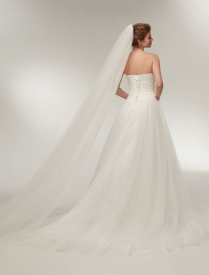 Strapless Wedding Dresses Ivory Sweetheart Bridal Gown Feathers Tulle Wedding Gown With Train