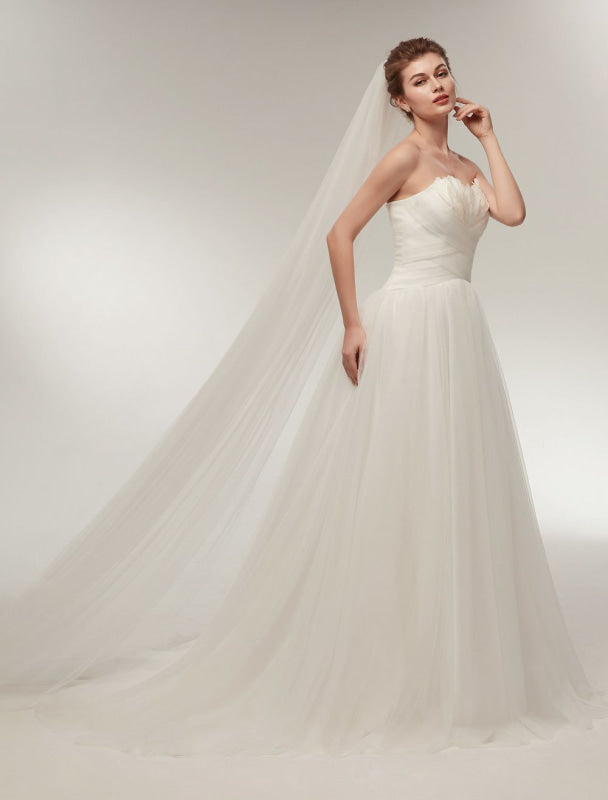 Strapless Wedding Dresses Ivory Sweetheart Bridal Gown Feathers Tulle Wedding Gown With Train