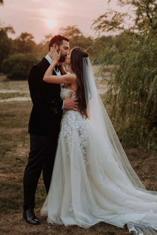 Stunning Sweetheart A-Line Tulle Wedding Dress With Lace Appliques