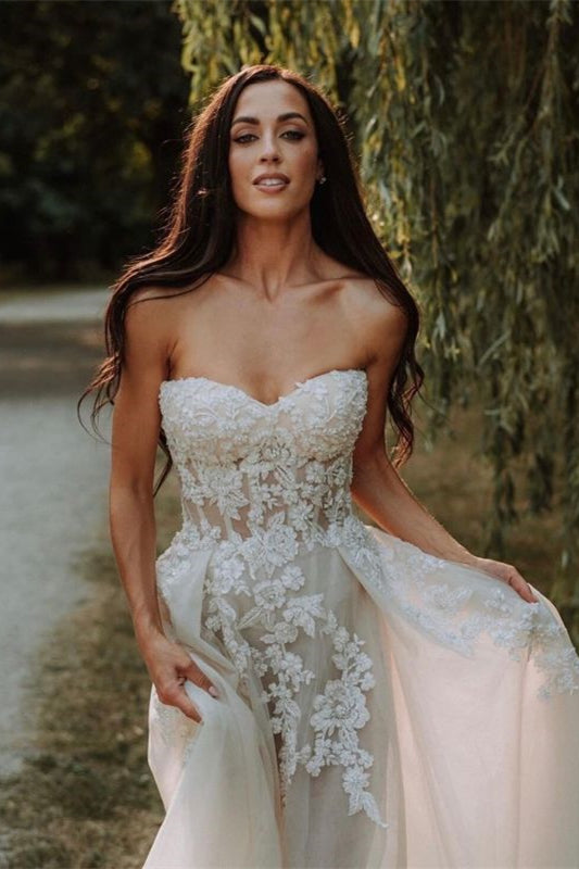 Stunning Sweetheart A-Line Tulle Wedding Dress With Lace Appliques