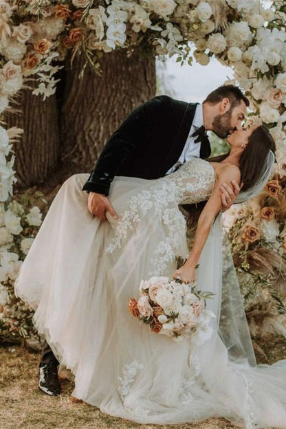 Stunning Sweetheart A-Line Tulle Wedding Dress With Lace Appliques