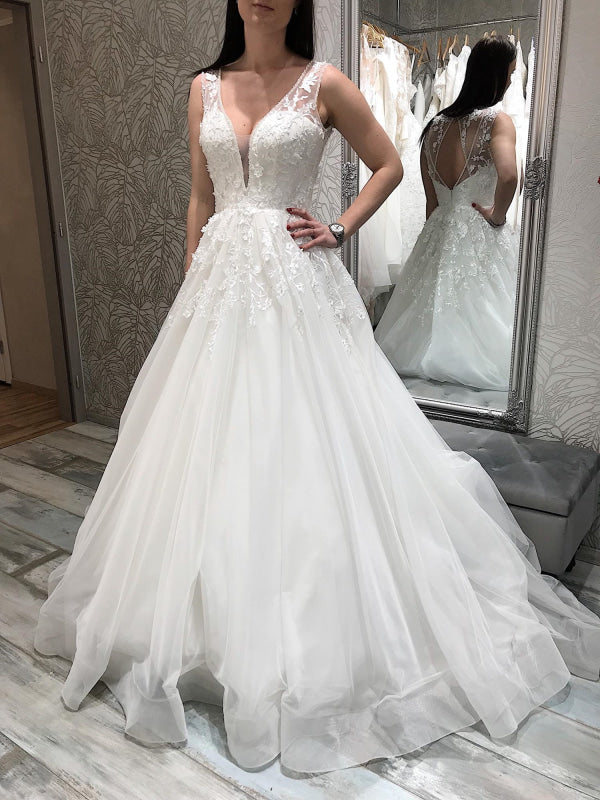 V Neck White Tulle  Lace Aline Wedding Dresses Sleeveless Bridal Dress