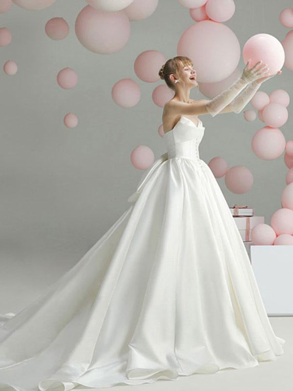 Vintage Wedding Dresses Cathedral Train Strapless Sleeveless Bows Satin Bridal Gowns