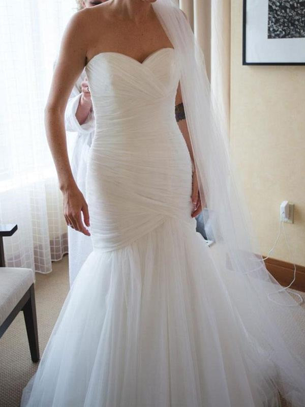 Wedding Dress Sweetheart Neck Sleeveless Pleated Court Train Bridal Gowns