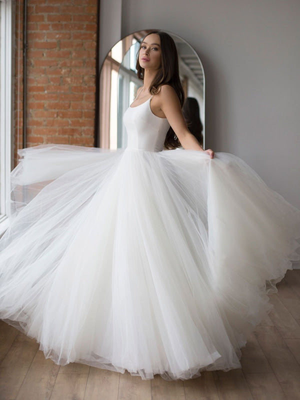 White Wedding Dress Designed Neckline Sleeveless Backless Zipper Tiered With Train Tulle Long Bridal Gowns